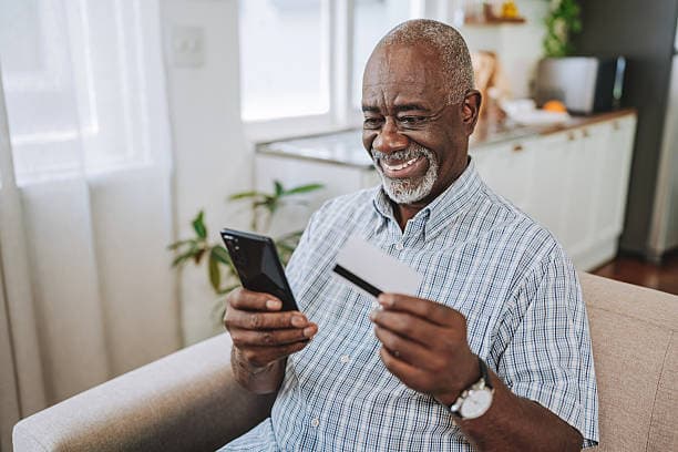 Senior met smartphone